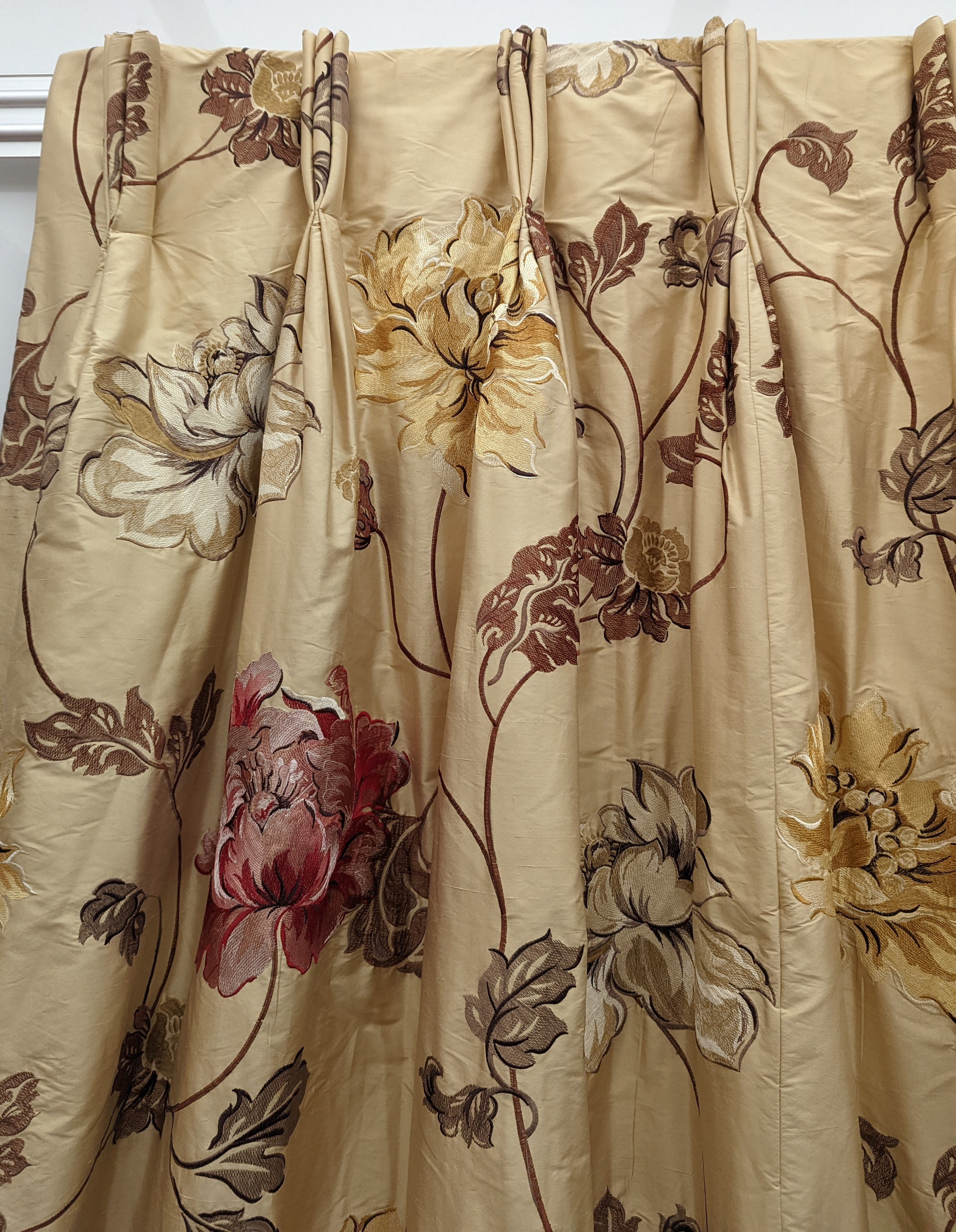 A pair of floral lined curtains. Approximate measurements: Width of top 110cm, Width of bottom 220cm Length 250cm